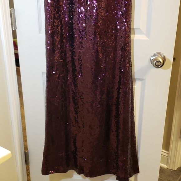 Nightway Sequined V-Neck Formal Evening Gown Dress - Picture 6 of 8